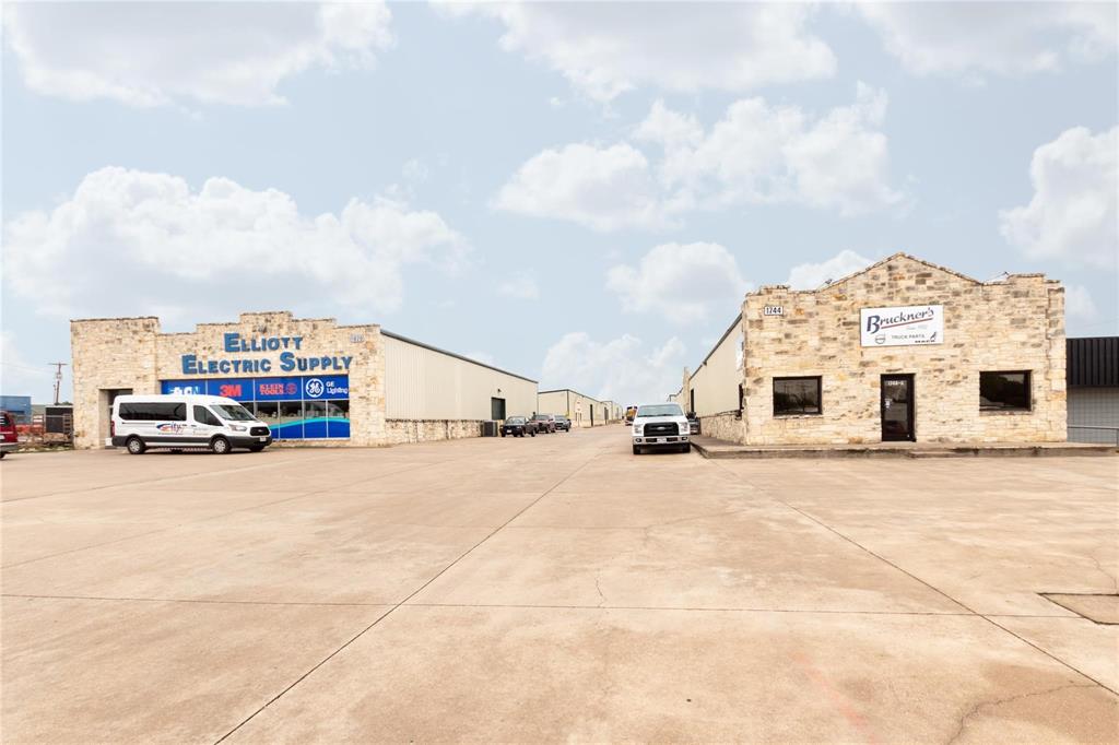 1812 N Main B Property Photo 11