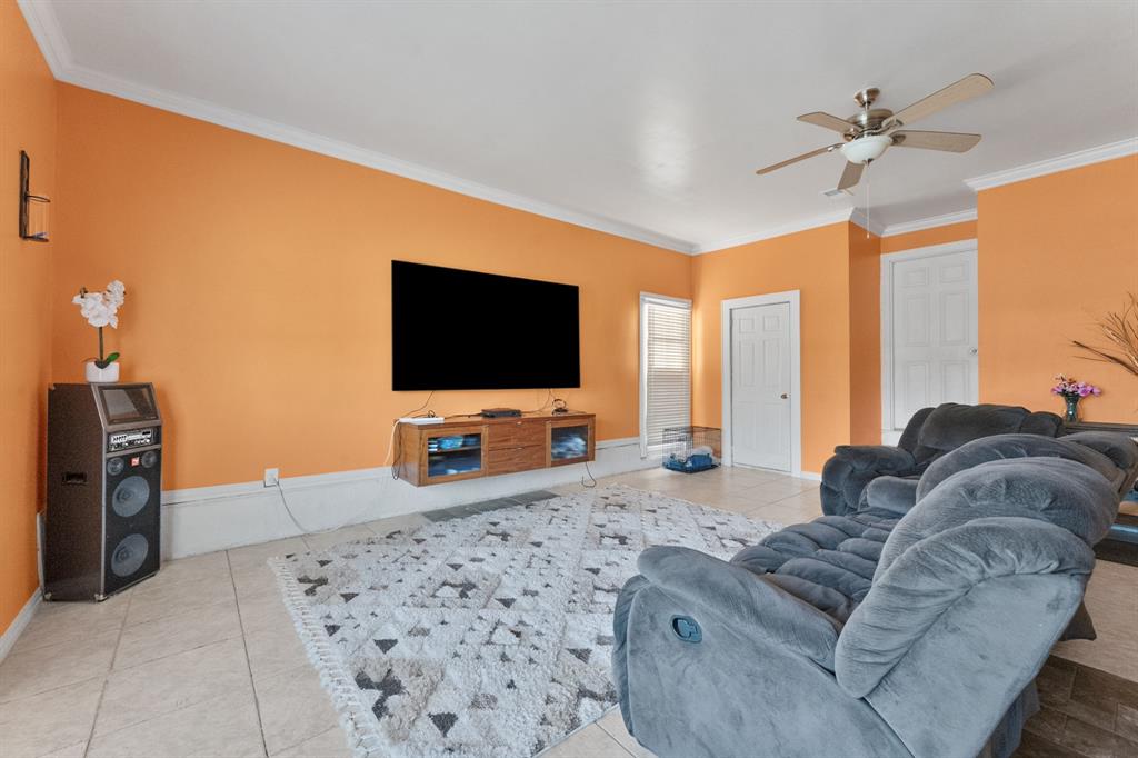 2439 Inadale Avenue Property Photo 6
