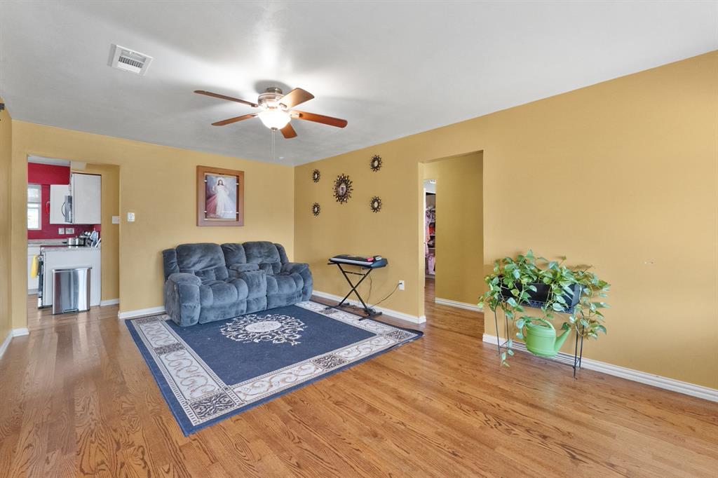 2439 Inadale Avenue Property Photo 9