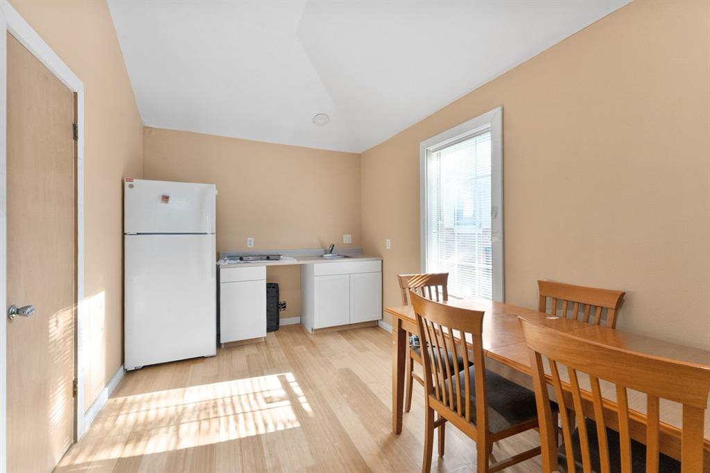 2439 Inadale Avenue Property Photo 24