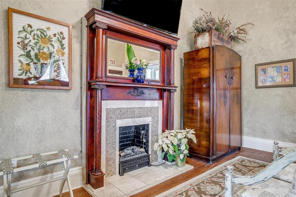 1092 W Tarleton Street Property Photo 2