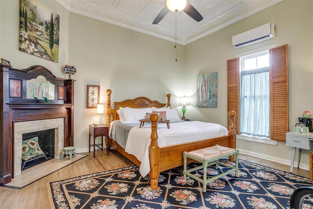 1092 W Tarleton Street Property Photo 4
