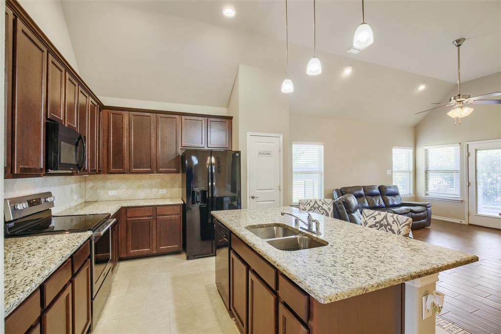 2400 Sabine Circle Property Photo 8