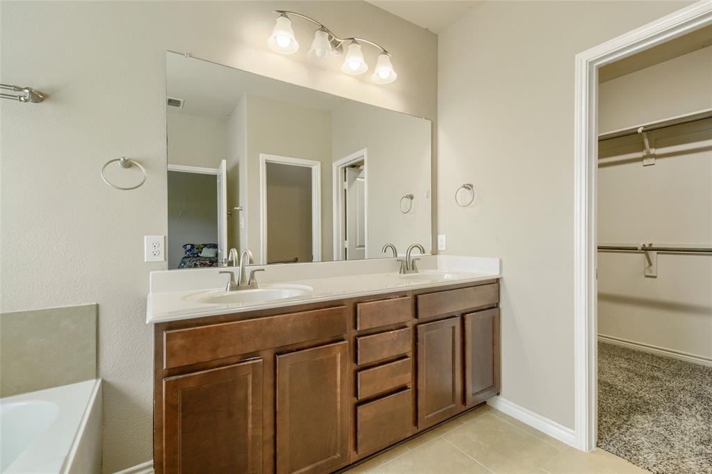 2400 Sabine Circle Property Photo 17