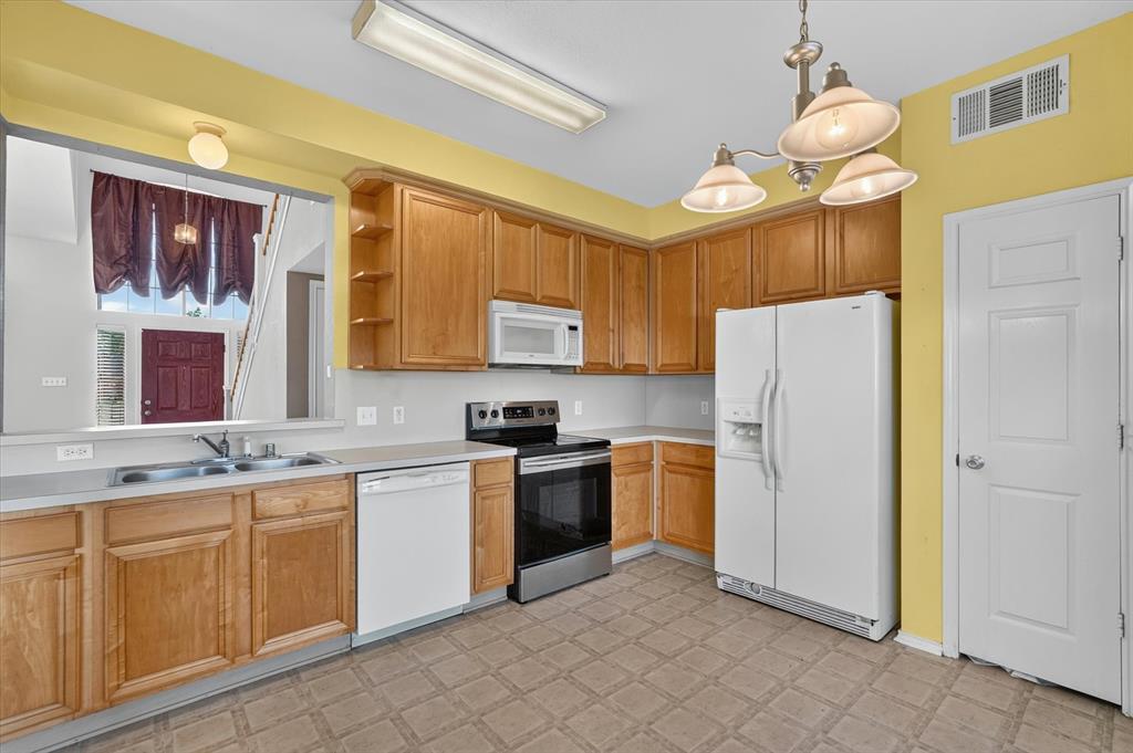 504 Hampton Court Property Photo 8