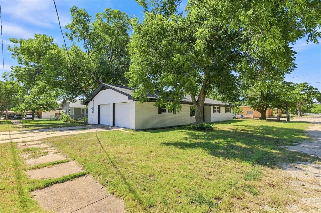 209 S Austin Street Property Photo 3