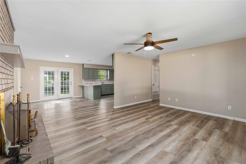209 S Austin Street Property Photo 5