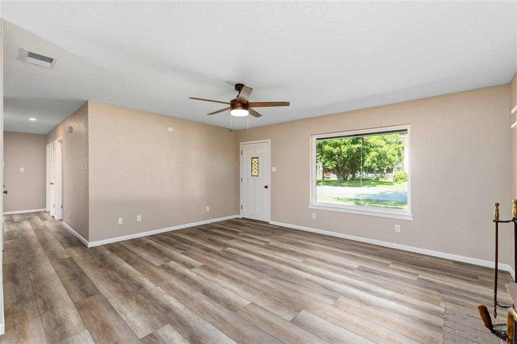 209 S Austin Street Property Photo 8