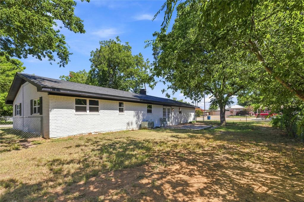 209 S Austin Street Property Photo 29