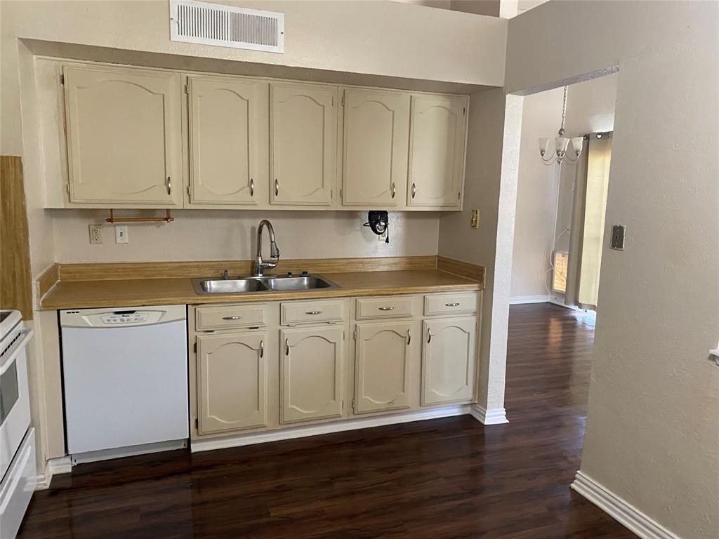 3824 Longmeadow Way Property Photo 13