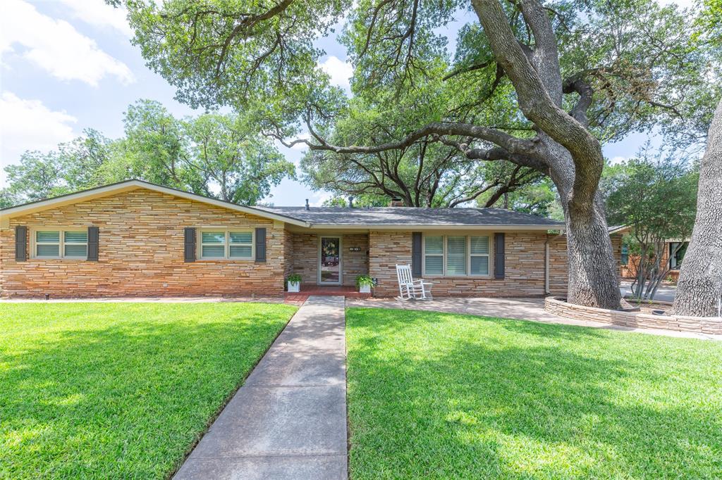 1518 Elmwood Drive Property Photo 2