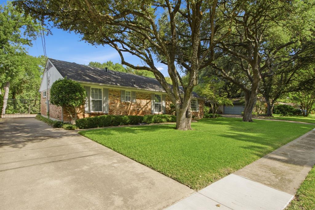939 Blue Lake Circle Property Photo 4