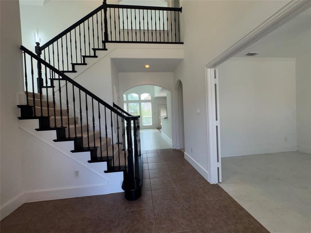 1913 Lawnview Drive Property Photo 2