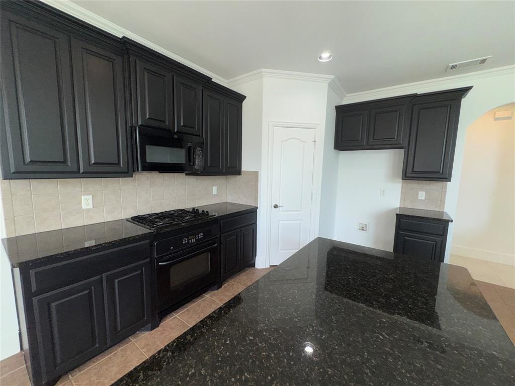 1913 Lawnview Drive Property Photo 8