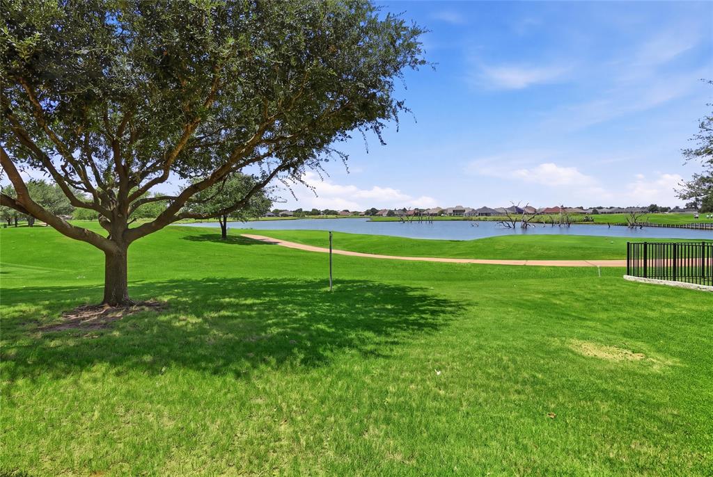 2703 Waters Edge Drive Property Photo 4