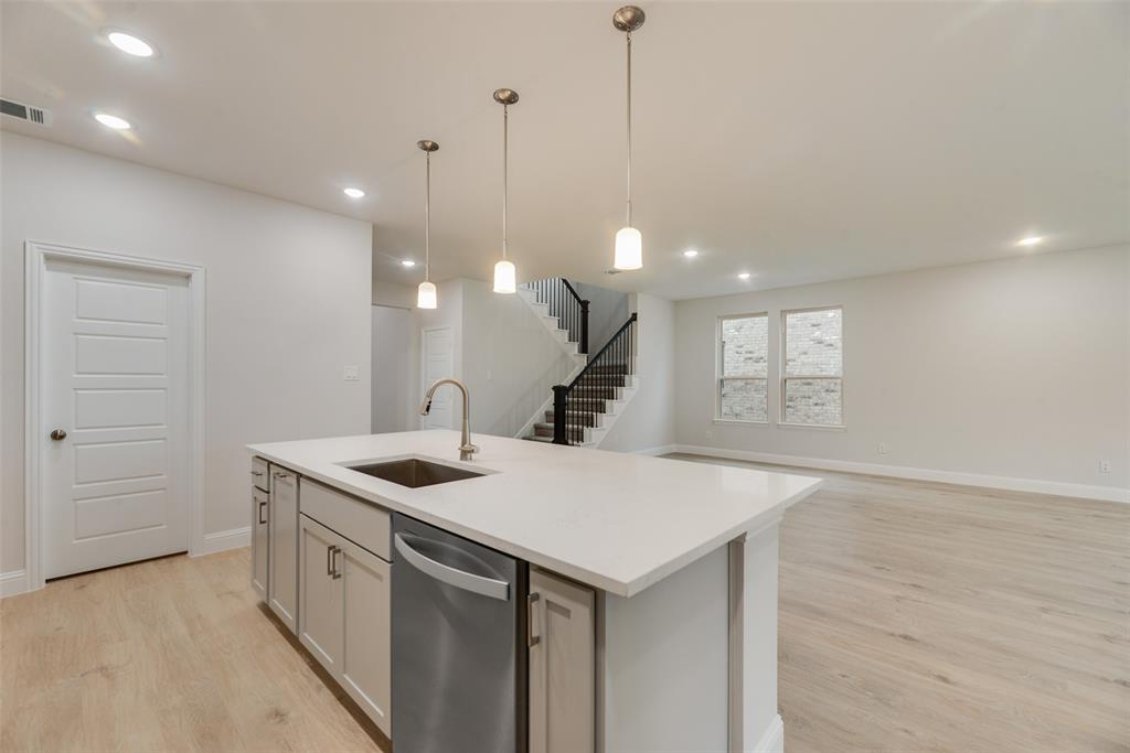 4112 Picton Avenue Property Photo 7