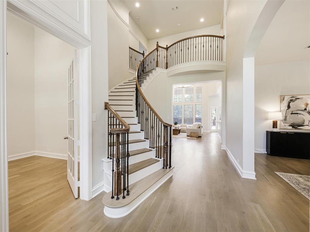 7798 Meadow Hill Drive Property Photo 6