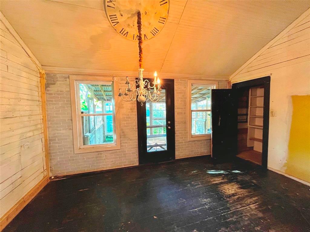 301 S Main Street Property Photo 10