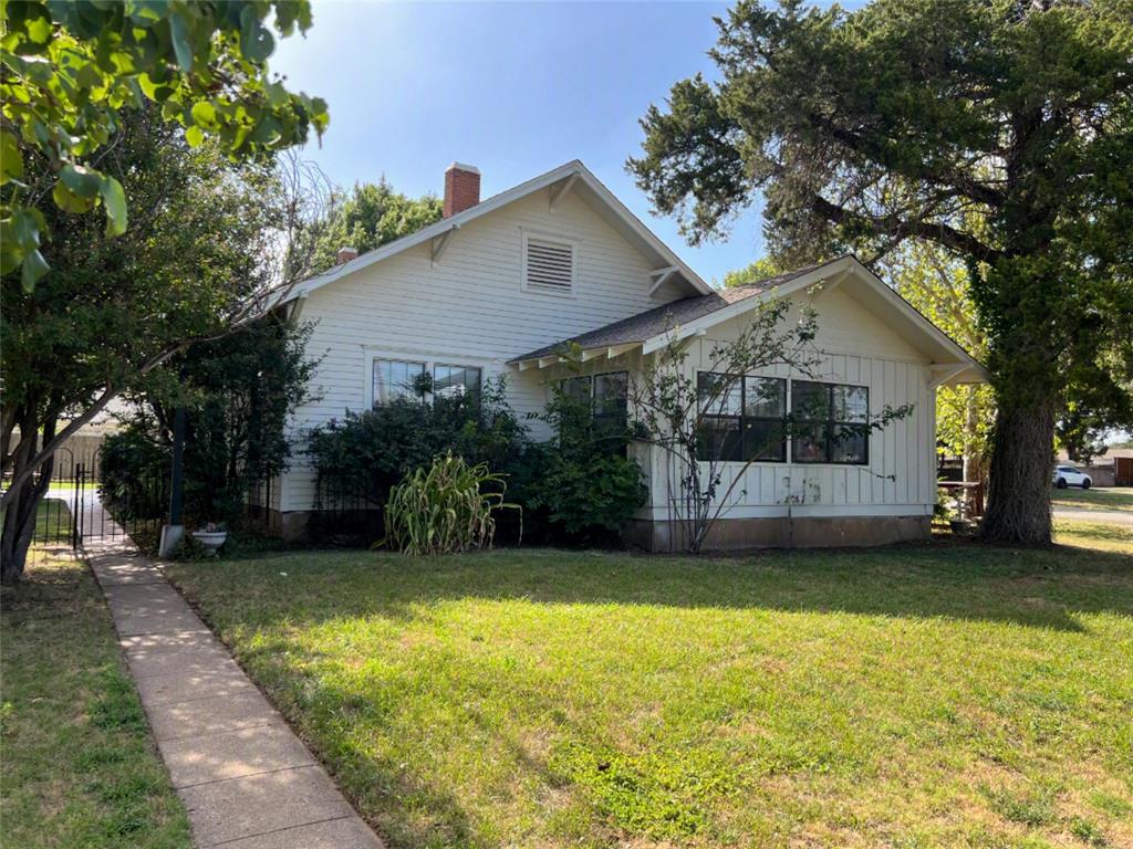 715 E Ikard Street Property Photo 2