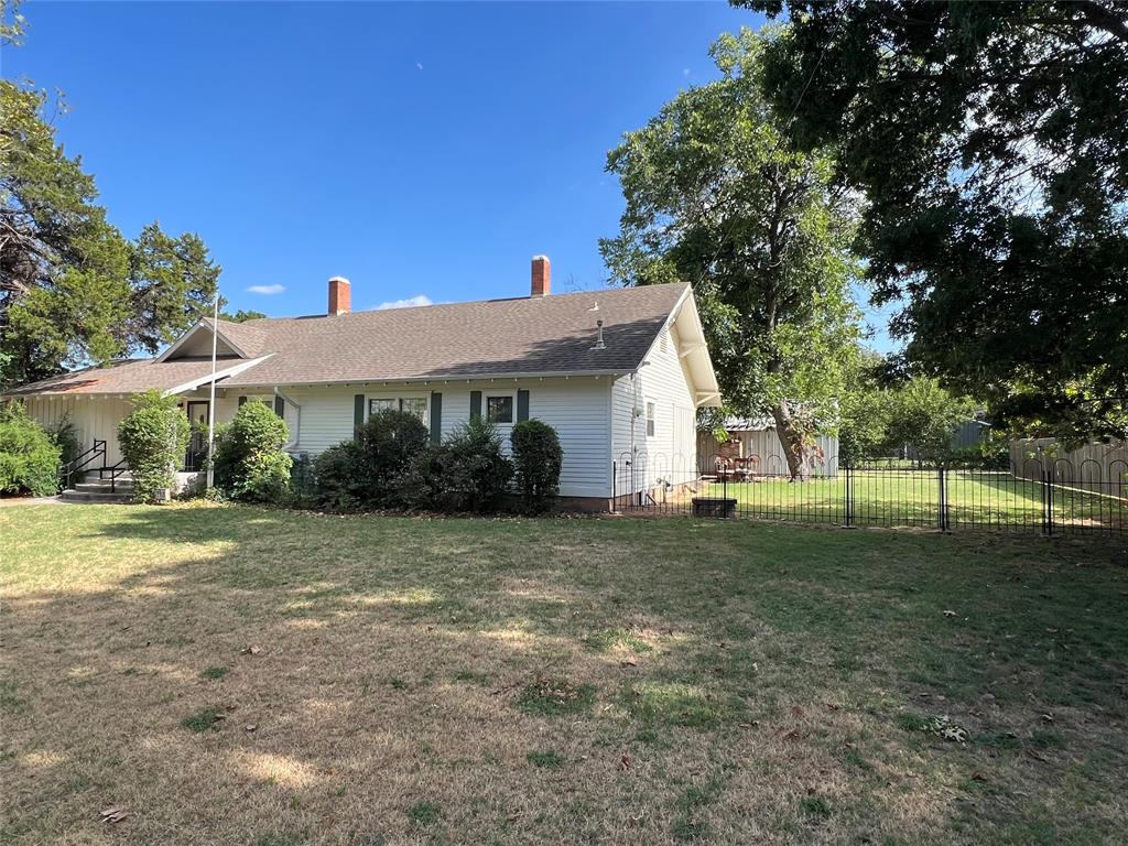 715 E Ikard Street Property Photo 5