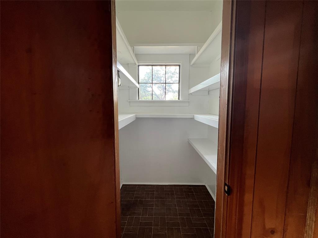 715 E Ikard Street Property Photo 9