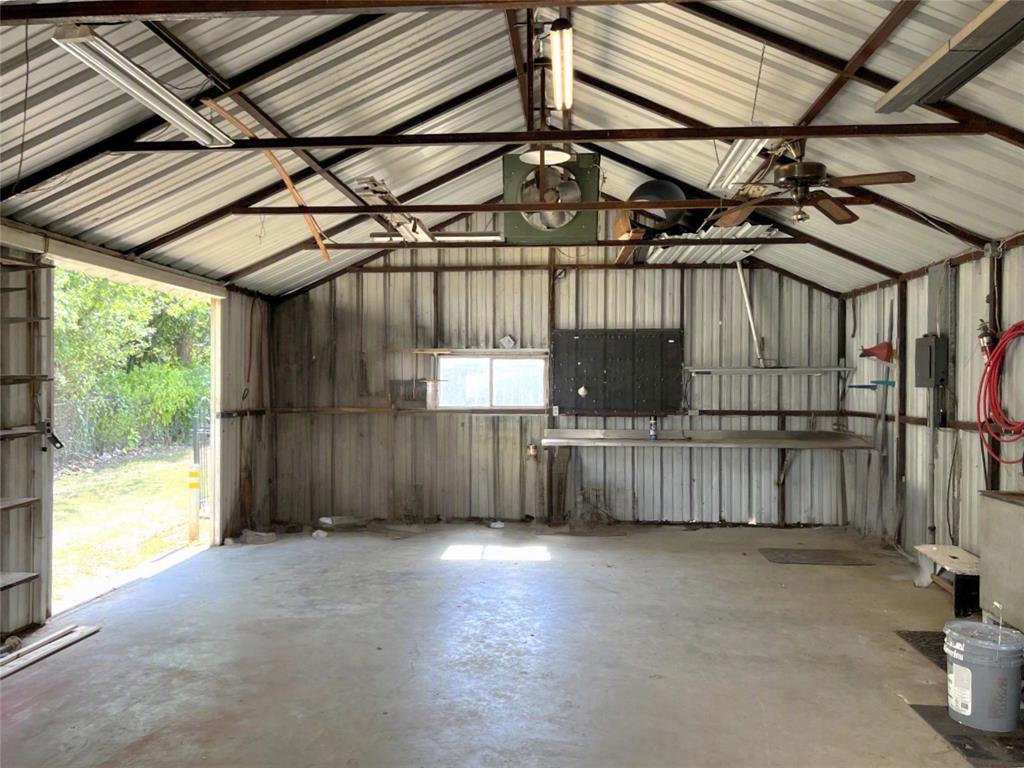715 E Ikard Street Property Photo 23