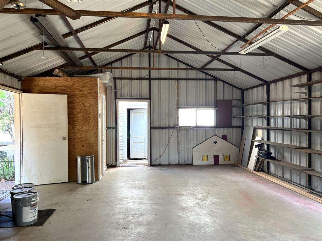 715 E Ikard Street Property Photo 24
