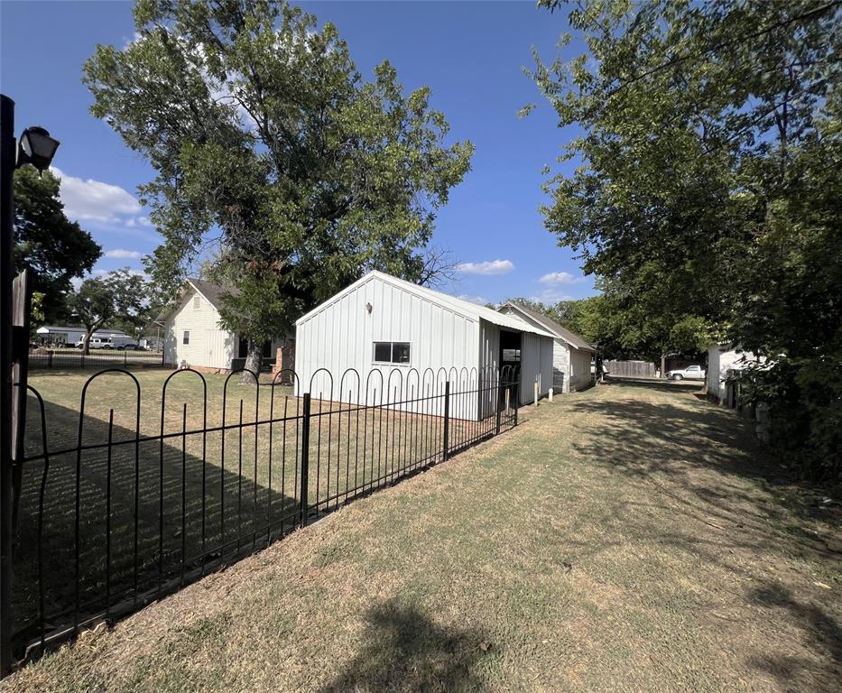 715 E Ikard Street Property Photo 26