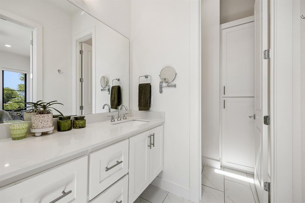 737 N Zang Boulevard 103 Property Photo 19