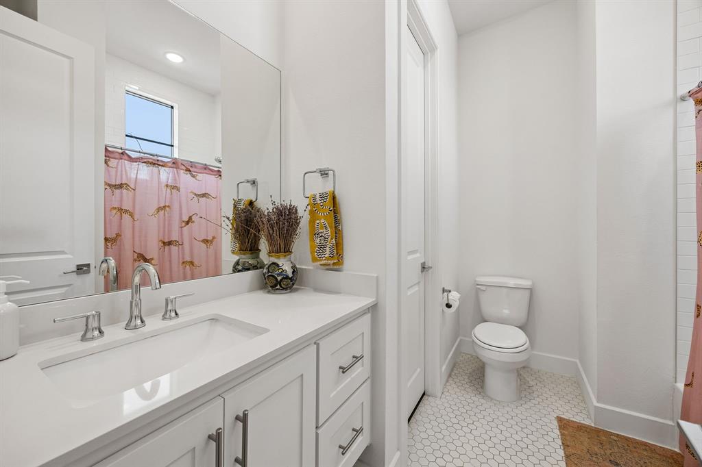 737 N Zang Boulevard 103 Property Photo 22
