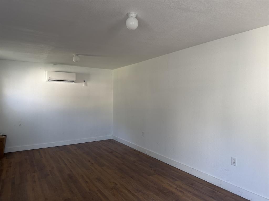 103 S Walnut Street Property Photo 5
