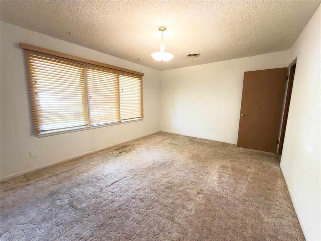 2117 Oakwood Lane Property Photo 2