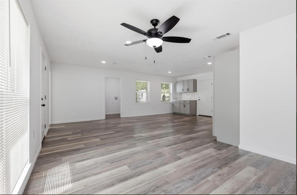810 N Carrier Parkway Property Photo 14