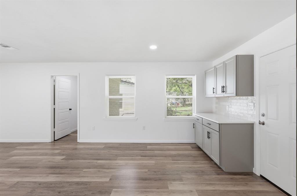 810 N Carrier Parkway Property Photo 17