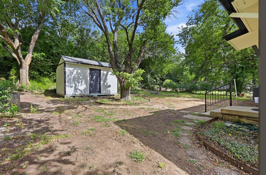 810 N Carrier Parkway Property Photo 29