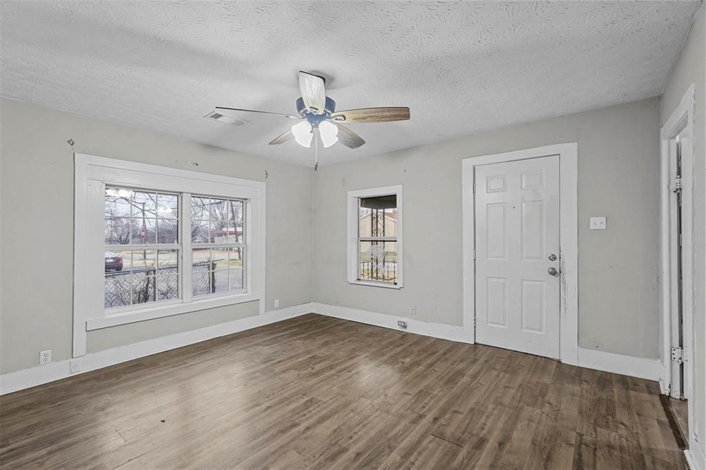 906 E Houston Street Property Photo 3