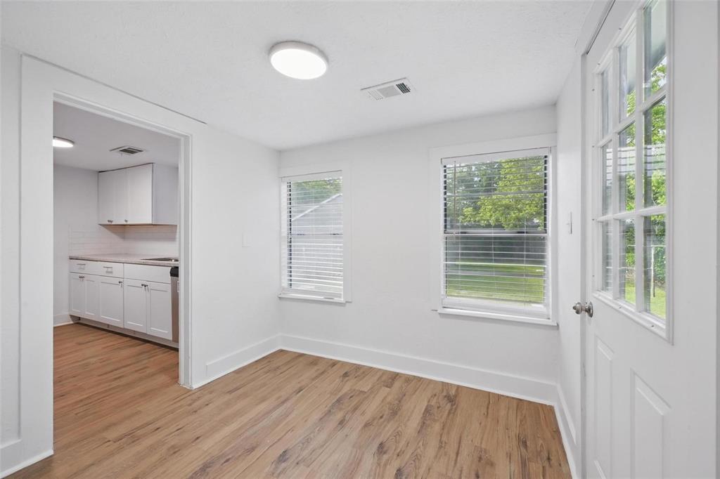 906 E Houston Street Property Photo 6