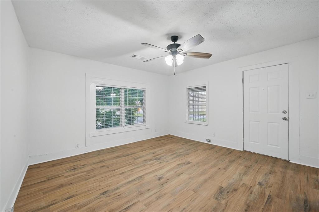 906 E Houston Street Property Photo 9