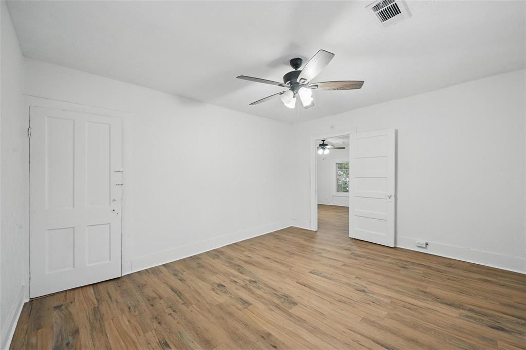 906 E Houston Street Property Photo 11