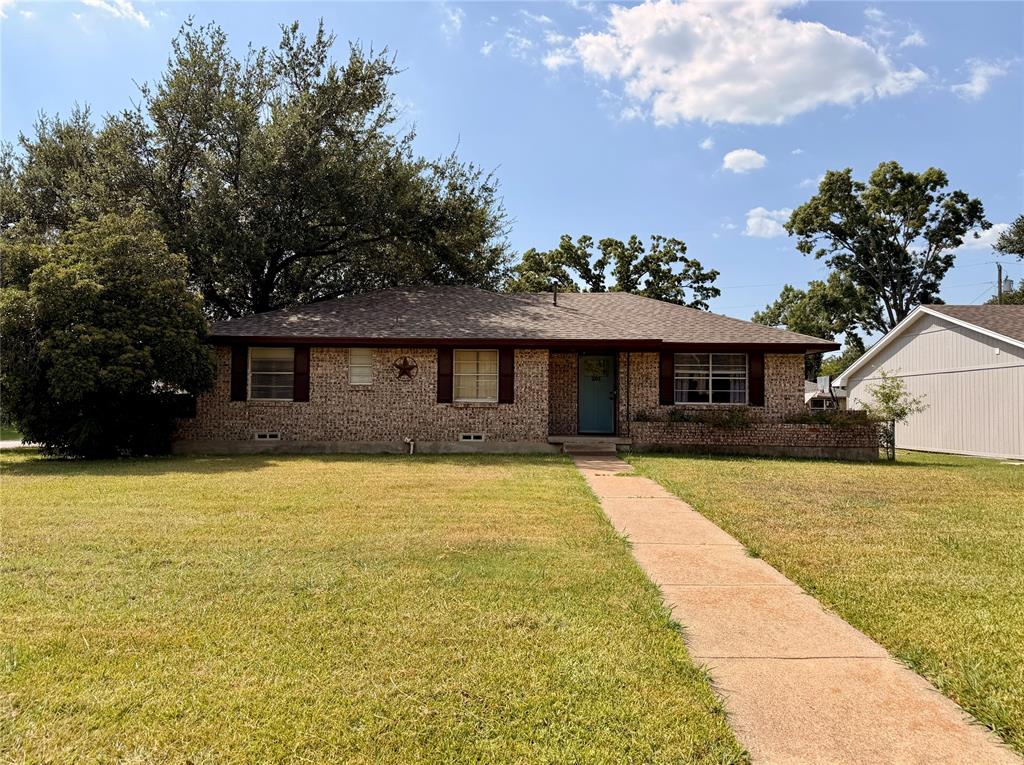 201 Collins Drive Property Photo 1