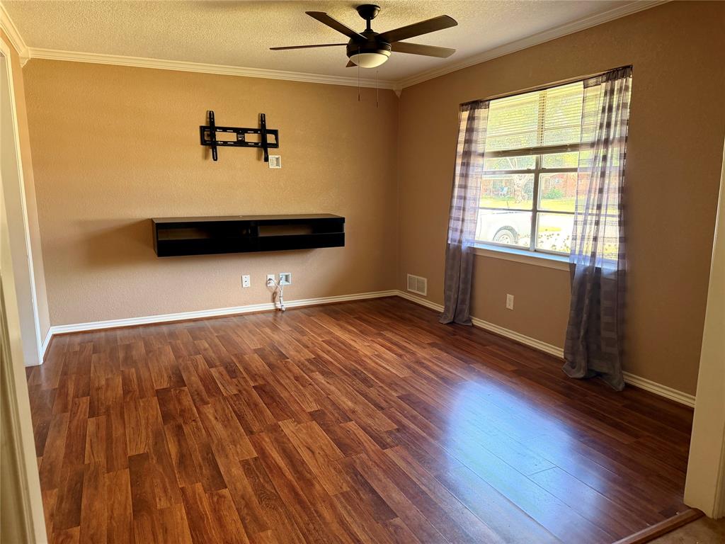 201 Collins Drive Property Photo 3