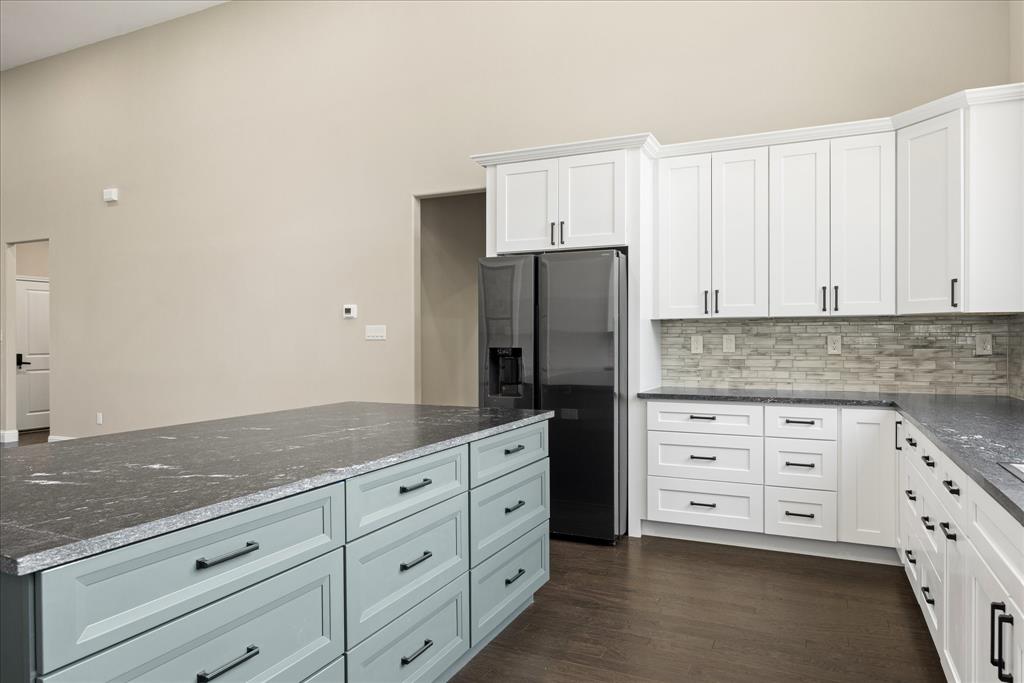 210 Knob Hill Drive Property Photo 11