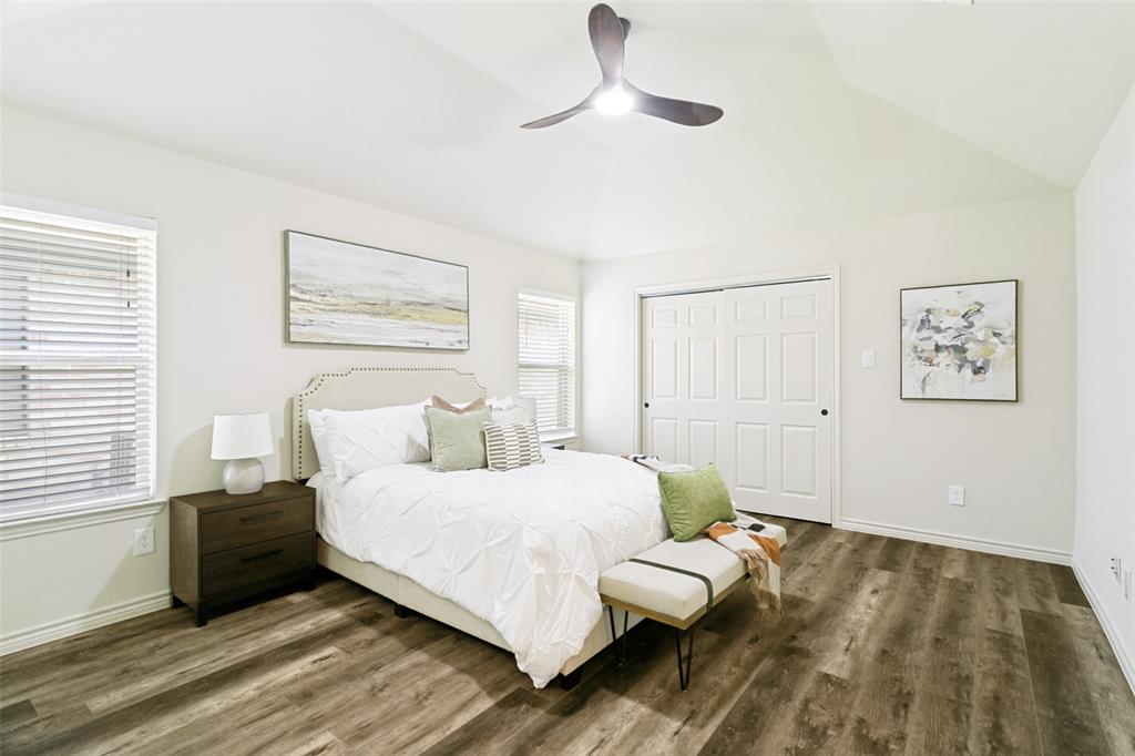 2212 Silverthorn Lane Property Photo 4