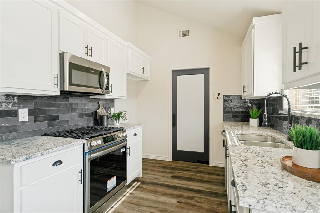 2212 Silverthorn Lane Property Photo 13