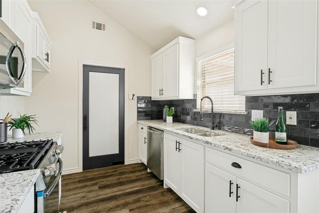 2212 Silverthorn Lane Property Photo 14