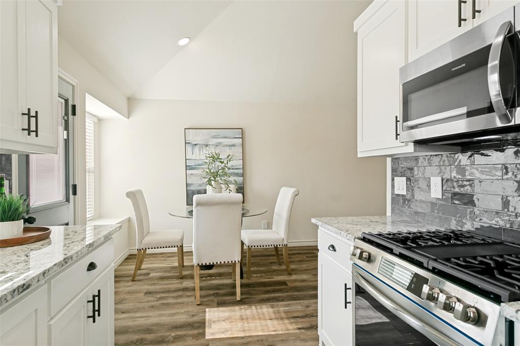 2212 Silverthorn Lane Property Photo 15