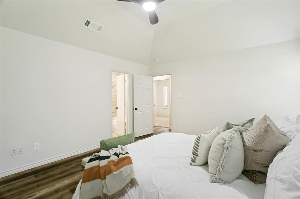 2212 Silverthorn Lane Property Photo 16