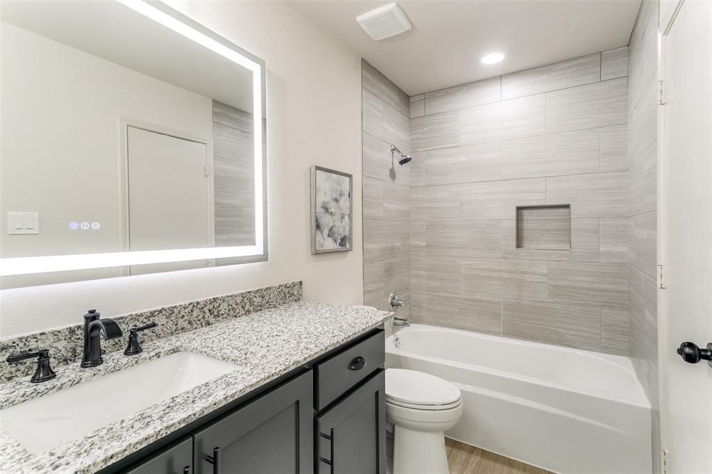 2212 Silverthorn Lane Property Photo 17