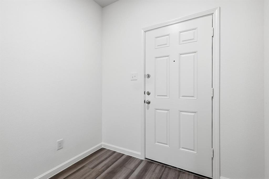 2106 Meadow Park Drive Property Photo 3