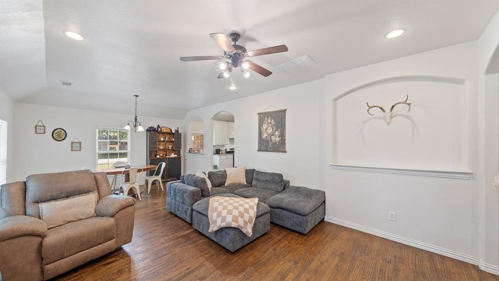 308 E 8th Street Property Photo 4